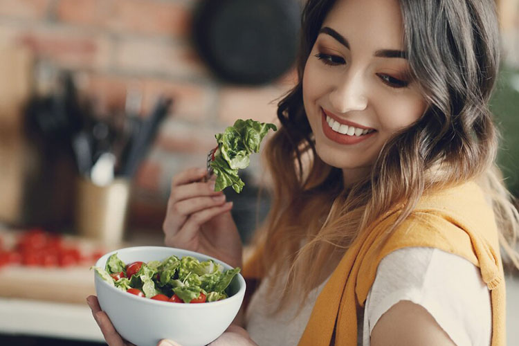 یک رژیم غذایی کامل، عامل مهمی در سلامت مو و پوست سر است.